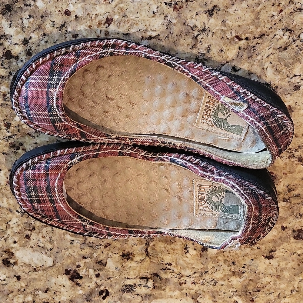 Simple GreenToe Plaid Flats